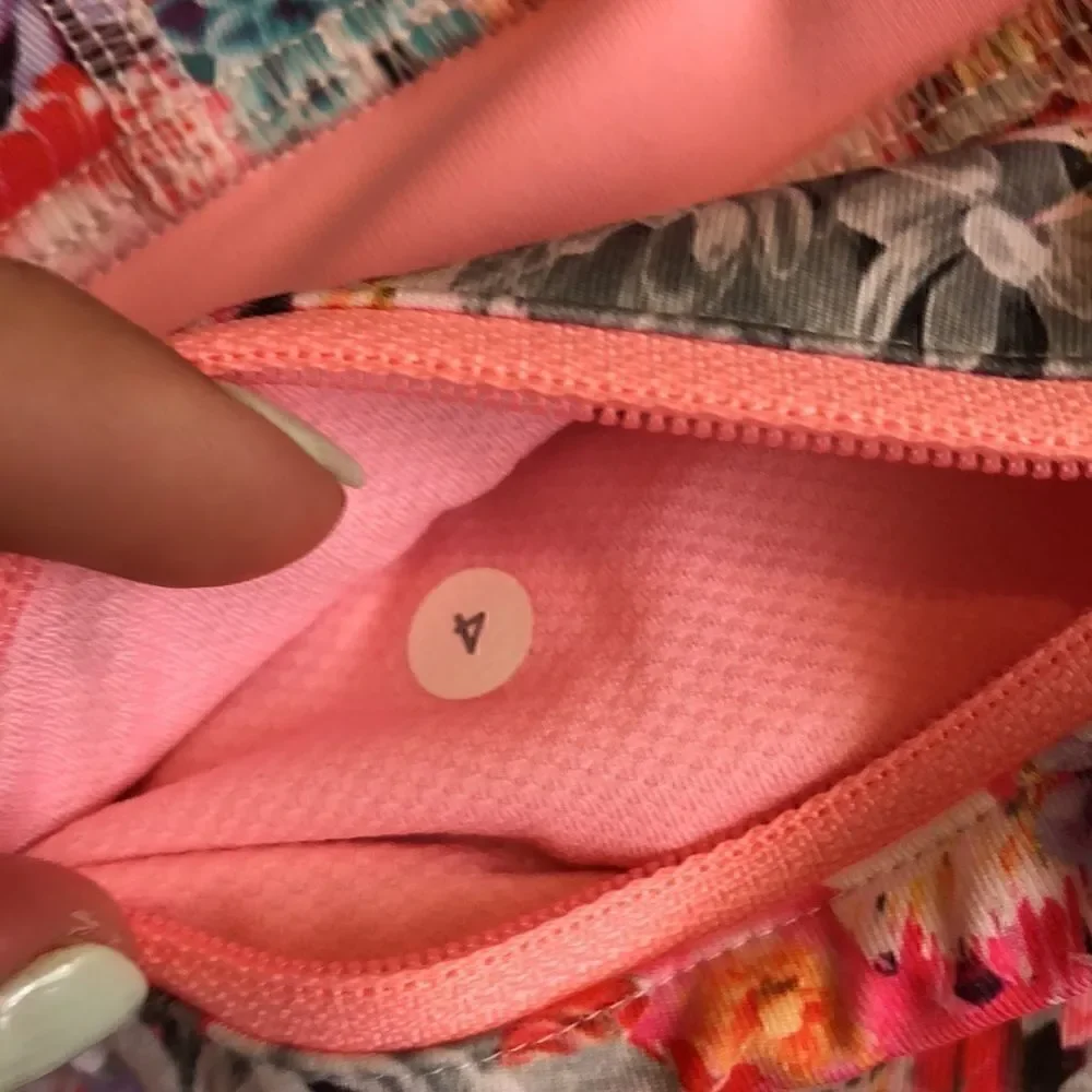 Lululemon flowabunga pace crops sz 4 pristine